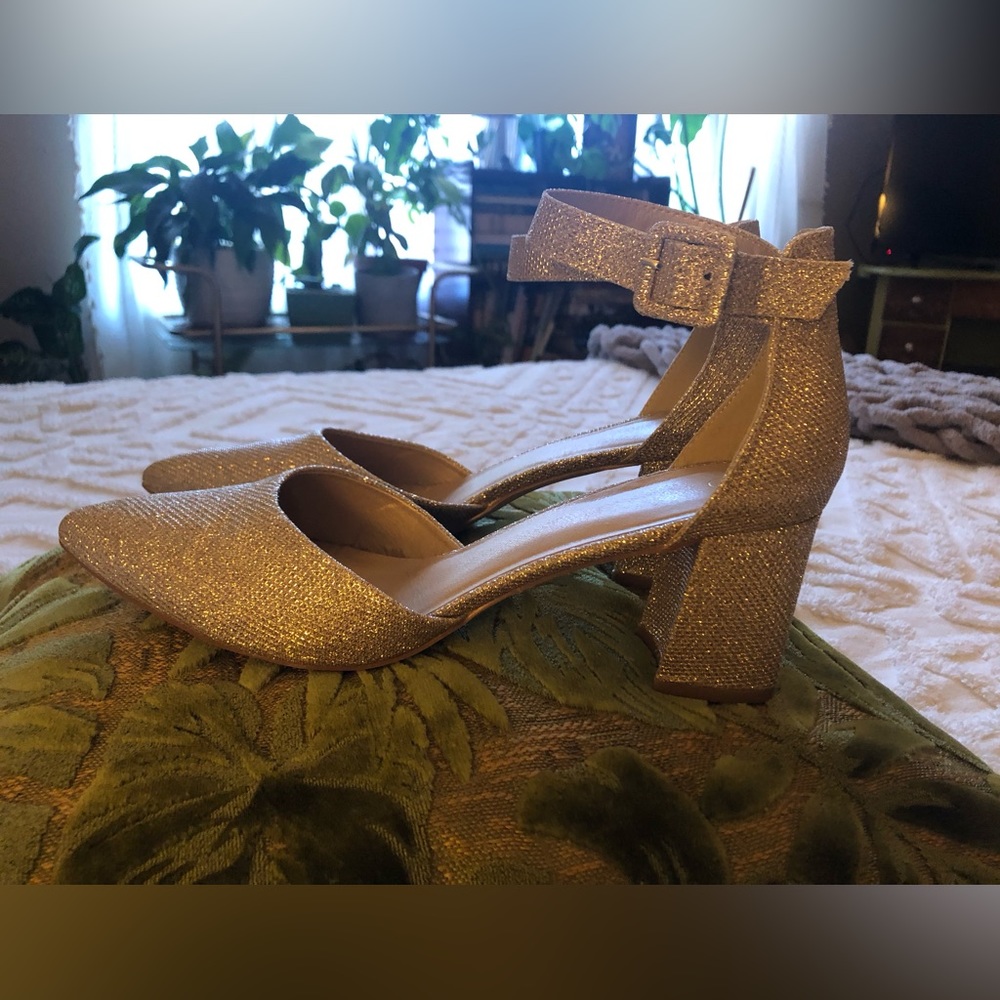 Gold/Champagne sparkle heels. Women’s size 10.